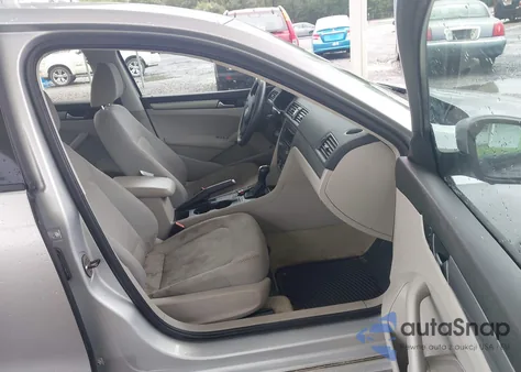 2013 Volkswagen Passat 2.5L S z USA, uszkodzony, nr VIN 1VWAH7A3XDC042630